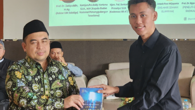 Prof Ilyya Mushin saat Bagikan Buku ke Mahasiswa